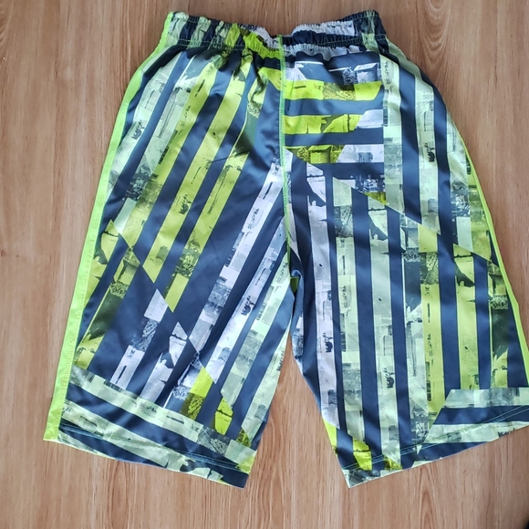 Nike boys Athletic shorts - Picture 2 of 3